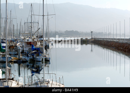 Voiliers amarrés à Santa Barbara, Californie, USA, près d'une jetée, par un matin brumeux. Banque D'Images