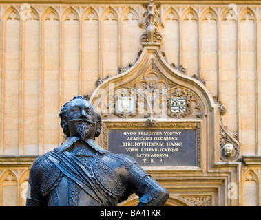 Oxford, Angleterre, Royaume-Uni. Statue de William Herbert, 3e comte de Pembroke, en face de la Bodleian Library Banque D'Images
