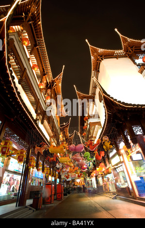 Chine Shanghai Yu Garden avec des lanternes chinoises Banque D'Images