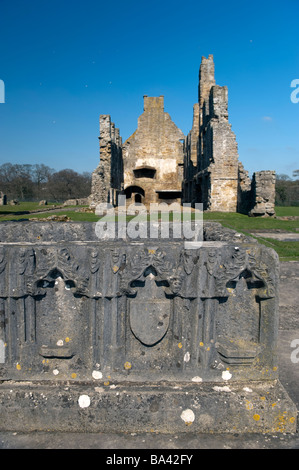 Tombeau antique et bâtiments de l'abbaye des Prémontrés de Saint Jean le Baptiste au Egglestone. Barnard Castle - Durham Co. Banque D'Images