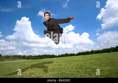 Jeune homme portant l'uniforme d'arts martiaux Kung Fu l'exécution de l'attitude de l'aigle Banque D'Images