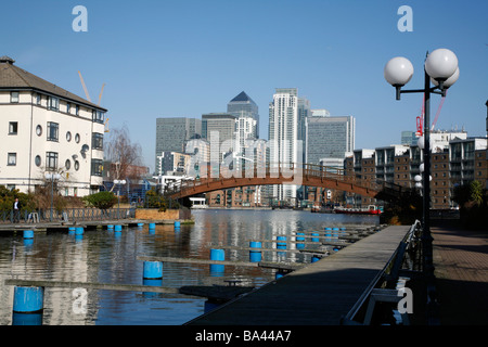 Vue sur Canary Wharf de Millwall Dock externe, Millwall, Isle of Dogs, Londres Banque D'Images