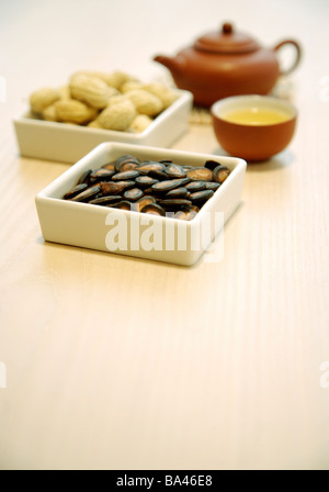 Les graines de pastèque et les arachides dans un plateau situé derrière la plaque Banque D'Images