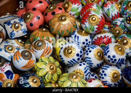 Boutons de porte en céramique peints et colorés à vendre en magasin sur le chemin Jew Town, Mattancherry, Kochi (Cochin), Kerala, Inde Banque D'Images