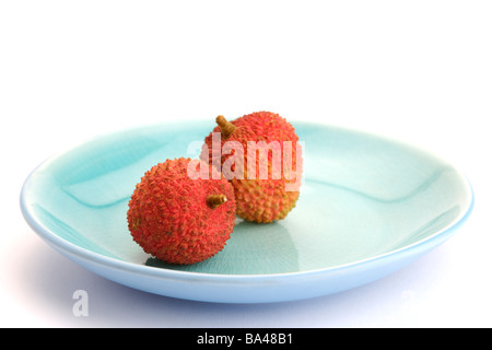 Litchis sur plaque en céramique Banque D'Images