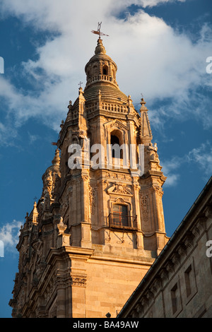 Tour baroque de l'église clergé Clerecia 18e siècle ville de Salamanque communauté autonome de Castille et Leon Espagne Banque D'Images