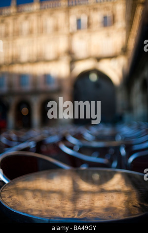 Tables de restaurant sur la Plaza Mayor au petit matin ville de Salamanque communauté autonome de Castille et Leon Espagne Banque D'Images