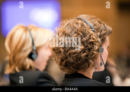 Les jeunes femmes participant à une conférence en plusieurs langues Dublin Ireland Banque D'Images