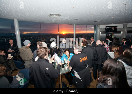 Les clients au bar Gravity sur le dessus de l'entrepôt Guinness Irlande Dublin Banque D'Images