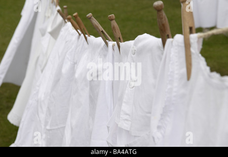 Pinces à linge blanchisserie vêtements en ligne pelouses 06/2006 Banque D'Images