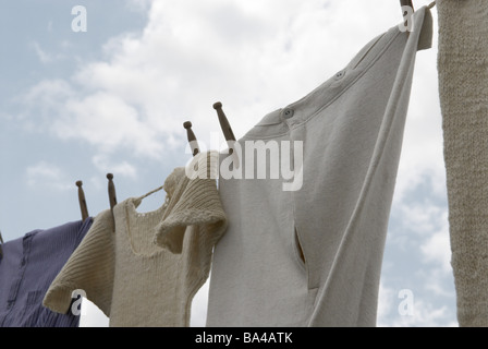Pinces à linge blanchisserie vêtements en ligne ciel nuages 06/2006 archaïque ancien raccroche agite ciel bois historique-moite moite Banque D'Images