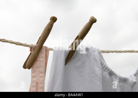 Pinces à linge blanchisserie vêtements en ligne ciel 06/2006 Banque D'Images