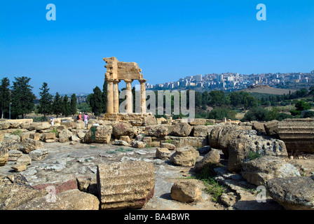 Temple de Dioscuri sur le site archéologique de la Vallée des temples, Agrigente, Sicile, Italie Banque D'Images