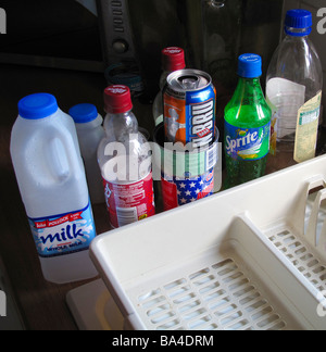 Les bouteilles et les boîtes de recyclage dans la cuisine Banque D'Images