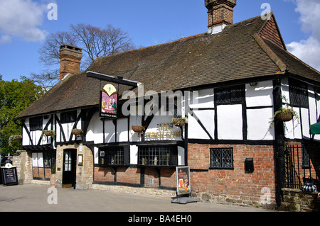 Ancien Bol à Punch Pub, High Street, Crawley, Arrondissement de Crawley, West Sussex, Angleterre, Royaume-Uni Banque D'Images