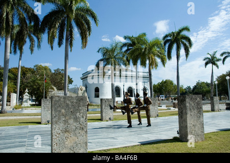 CUBA Santiago de Cuba Changer les gardiens du mausolée de Jose Marti dans le cimetière Santa Ifigenia Mars 2009 Banque D'Images