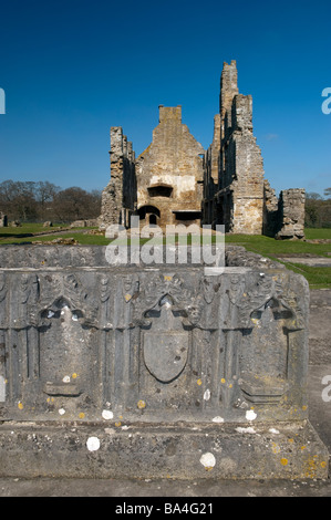 Tombeau antique et bâtiments de l'abbaye des Prémontrés de Saint Jean le Baptiste au Egglestone. Barnard Castle - Durham Co. Banque D'Images