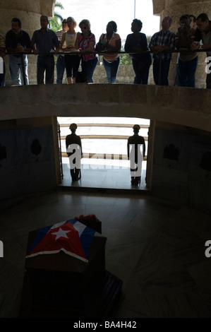 CUBA Santiago de Cuba les touristes et les gardiens du mausolée de Jose Marti dans le cimetière Santa Ifigenia Mars 2009 Banque D'Images