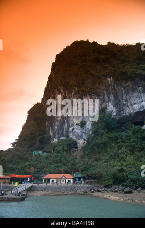 Entrée de la grotte Hang Sung Sot en Baie d'Ha Long Vietnam Banque D'Images