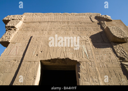 Chambre couverte à l'intérieur de la salle des fêtes, l'Akh-Menou de Pharaon Thoutmôsis dans le Temple de Karnak Luxor Egypte Banque D'Images