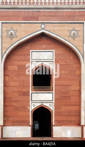 Entrée de la tombe de l'empereur moghol Humayun. Ce tombeau construit à partir de grès rouge et de marbre blanc entre 1565 et 1572 Banque D'Images