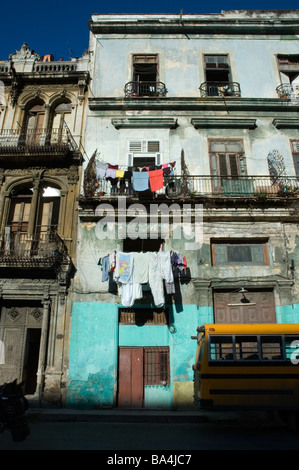 CUBA La Havane ville centrale chambre avec lave-séchage et bus en face de l'école locale Mars 2009 Banque D'Images