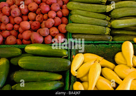 L'abondance des produits biologiques cultivés localement dans une petite épicerie d'affaires Banque D'Images