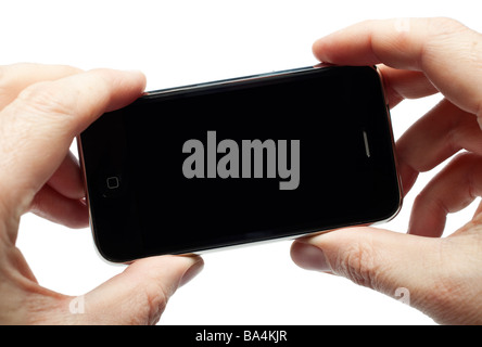 Male hands holding iPhone montrant l'écran vierge Banque D'Images