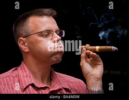 Homme qui fume un cigare. Banque D'Images