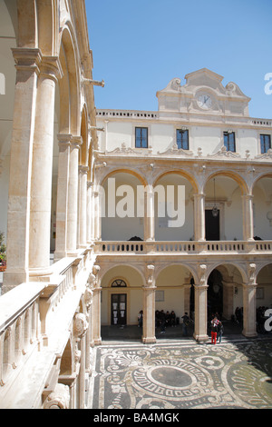 Cour intérieure de l'Université de Catania, Catane, Sicile, Italie Banque D'Images