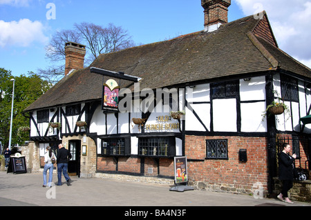 Ancien Bol à Punch Pub, High Street, Crawley, West Sussex, Angleterre, Royaume-Uni Banque D'Images