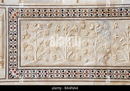 Un modèle de répétition fabriqués à partir de pierres semi-précieuses incrustées dans le marbre blanc. Taj Mahal, Agra, Uttar Pradesh, République de l'Inde. Banque D'Images
