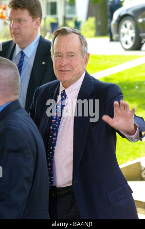 George Bush père, ancien président des États-Unis, en arrivant à l'adresse d'affaires internationale Yorkshire Banque D'Images