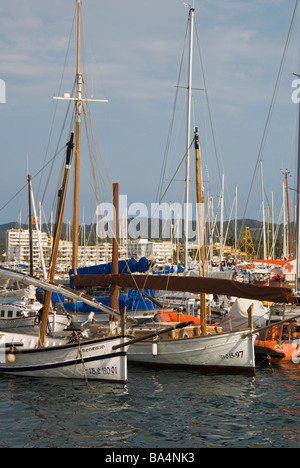 Les bateaux de pêche traditionnels méditerranéens rigged avec rig latines Banque D'Images