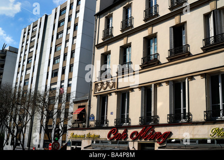 Paris France, scène de rue, immobilier français, façades de logements, 'Rue de Belleville', Chinatown, vue grand angle, contraste diurne ancien et nouveau Banque D'Images
