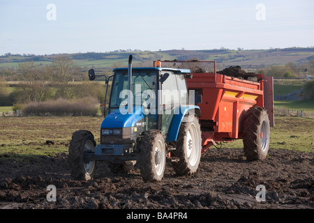 Ford New Holland 6635 tracteur et épandeur de fumier d'évacuation arrière Teagle dans un champ dans le Warwickshire Angleterre UK Banque D'Images