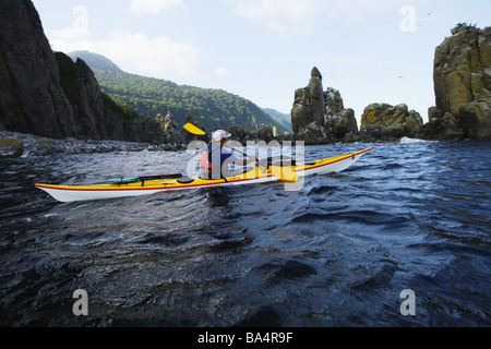 Personne de bateau sur le kayak, Hokkaido, Japon Banque D'Images