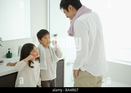 Père avec ses enfants le brossage des dents Banque D'Images