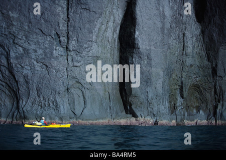 Personne Bateau sur Kayak près de Falaise, Hokkaido, Japon Banque D'Images