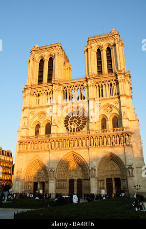 PARIS, France — la majestueuse cathédrale notre-Dame se dresse fièrement sur l'Île de la Cité, sa flèche gothique et ses tours jumelles s'élevant au-dessus de la Seine. La structure médiévale emblématique, avec sa façade complexe et ses contreforts volants, domine l'horizon parisien avant l'incendie dévastateur de 2019. Banque D'Images