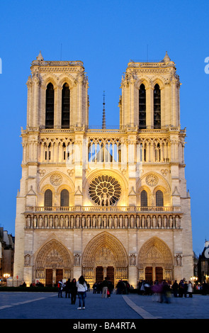 PARIS, France — la majestueuse cathédrale notre-Dame se dresse fièrement sur l'Île de la Cité, sa flèche gothique et ses tours jumelles s'élevant au-dessus de la Seine. La structure médiévale emblématique, avec sa façade complexe et ses contreforts volants, domine l'horizon parisien avant l'incendie dévastateur de 2019. Banque D'Images