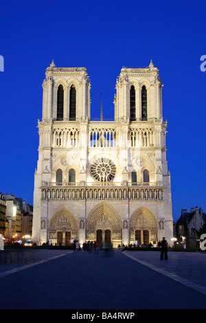 PARIS, France — la majestueuse cathédrale notre-Dame se dresse fièrement sur l'Île de la Cité, sa flèche gothique et ses tours jumelles s'élevant au-dessus de la Seine. La structure médiévale emblématique, avec sa façade complexe et ses contreforts volants, domine l'horizon parisien avant l'incendie dévastateur de 2019. Banque D'Images