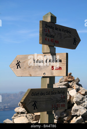 Sentier de poteau de signalisation de Ermita de la Victoria, Talaia d''Alcúdia & Collet de Coll Baix Banque D'Images