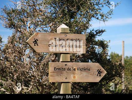 Sentier de poteau de signalisation de Ermita de la Victoria, Talaia d''Alcúdia & Collet de Coll Baix Banque D'Images