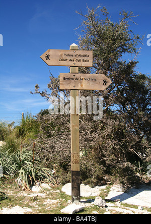 Sentier de poteau de signalisation de Ermita de la Victoria, Talaia d''Alcúdia & Collet de Coll Baix Banque D'Images