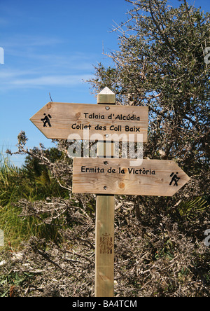 Sentier de poteau de signalisation de Ermita de la Victoria, Talaia d''Alcúdia & Collet de Coll Baix Banque D'Images