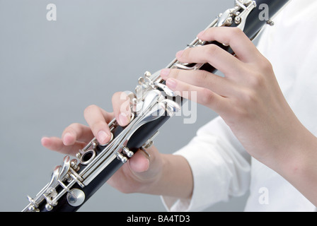 Hands Holding Clarinet Banque D'Images