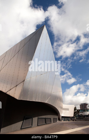 UK Angleterre Salford Quays Imperial War Museum North par l'architecte Daniel Libeskind exterior Banque D'Images