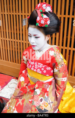 Geisha en kimono traditionnel et le port de Maquillage Banque D'Images