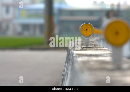 Réflecteur rond jaune sur le parapet de béton, barrière de sécurité routière d'avertissement de trafic, signe Shigang District, Taichung, Taiwan Banque D'Images